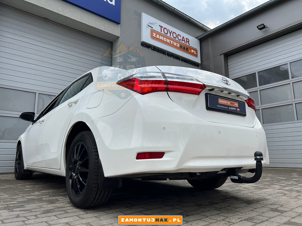 samochod toyota corolla z hakiem holowniczym steinhof zdjecie po montazu haka holowniczego 